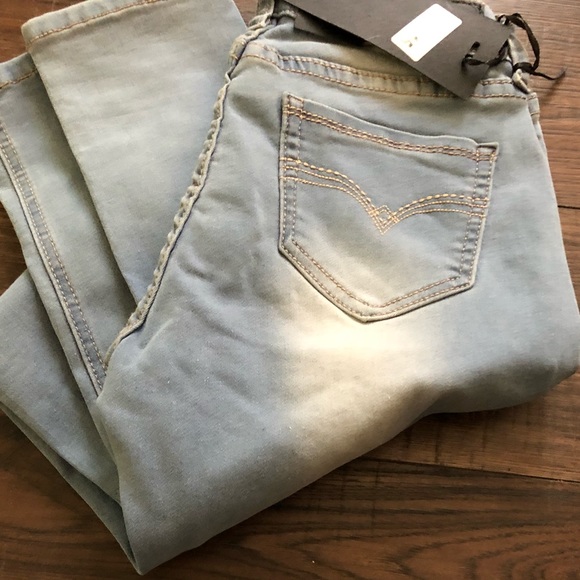 ✨2 LEFT✨Light wash skinny distressed jeans - Picture 2 of 8